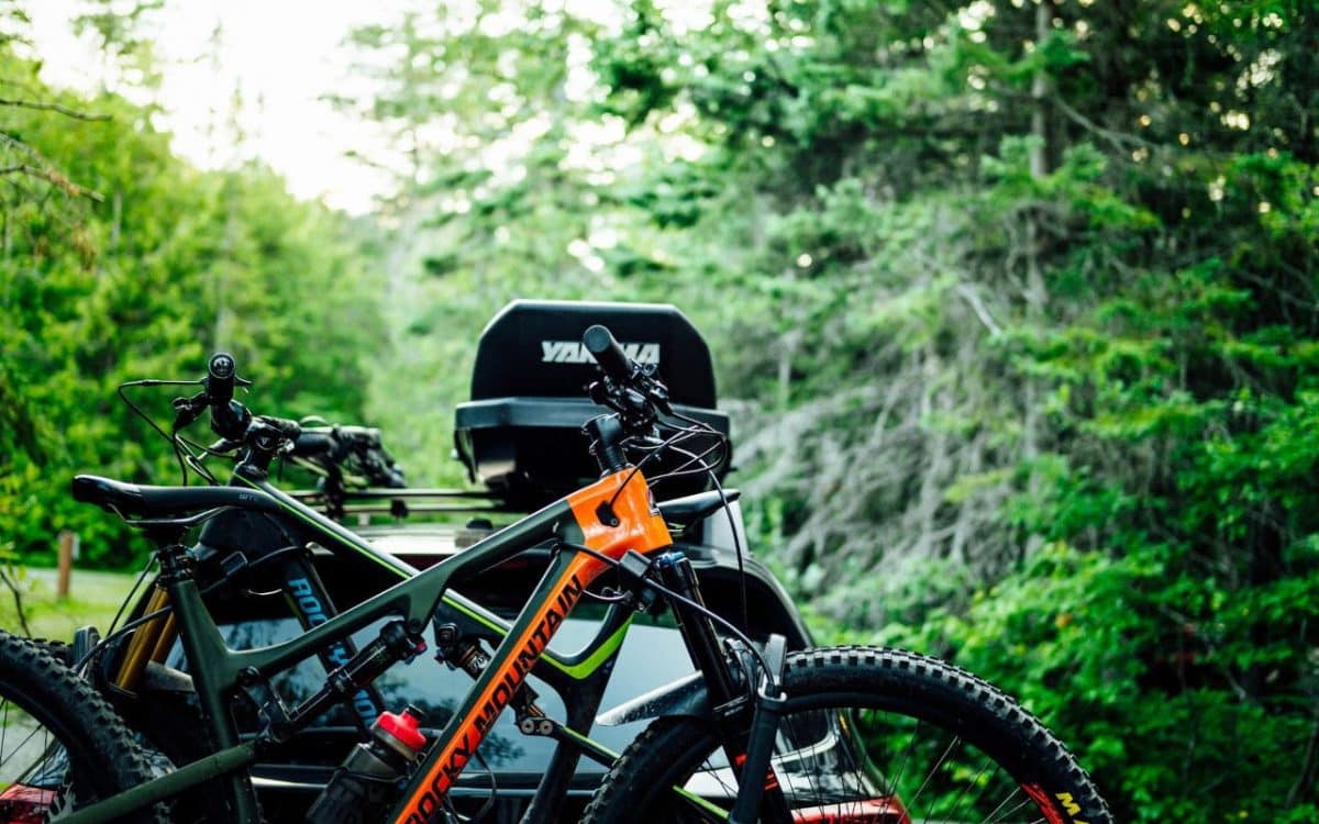 charger ses vélos pour le départ en vacances