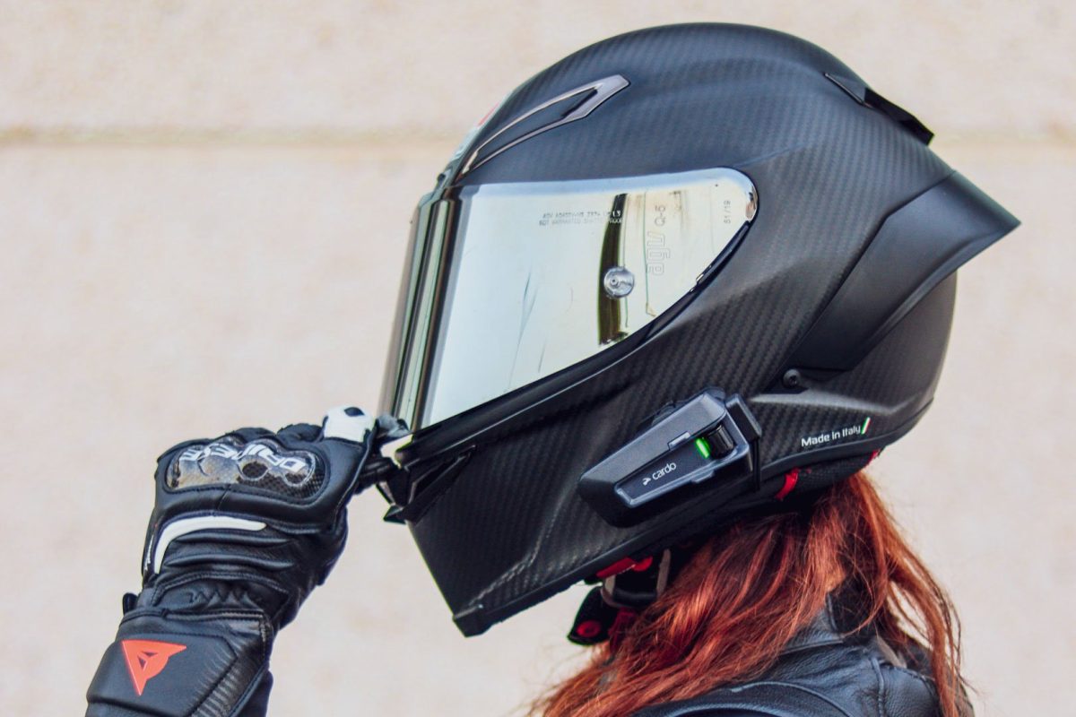 motard enfilant son casque