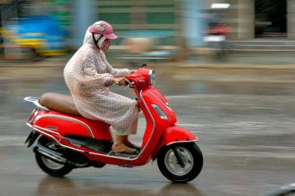scooter sous la pluie