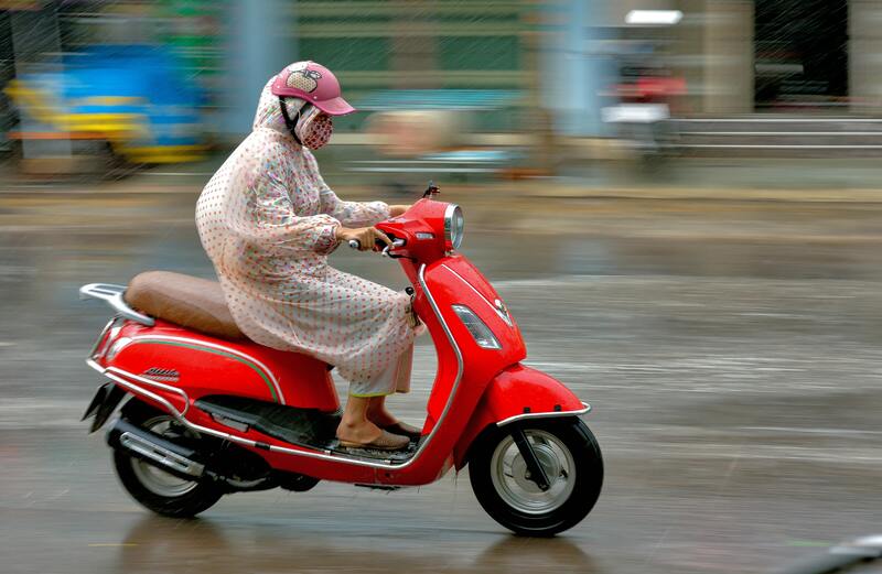 scooter sous la pluie