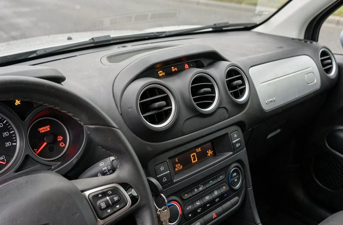 Vue détaillée du tableau de bord Citroën C3 avec voyants diesel et filtre à particules activés