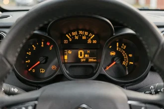 Voyants du tableau de bord Citroën C3 allumés, indiquant des alertes liées au diesel et au FAP